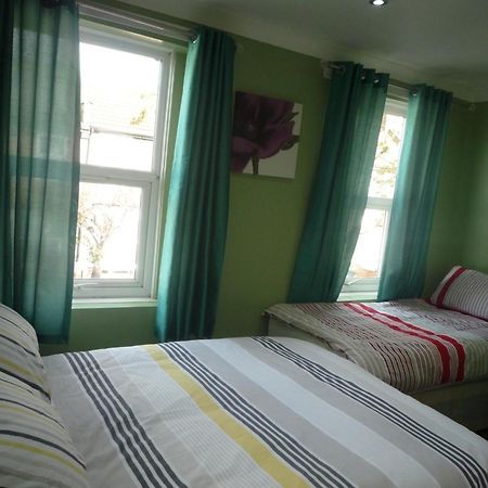 Three Bedroom House Lancaster Road London Exteriör bild