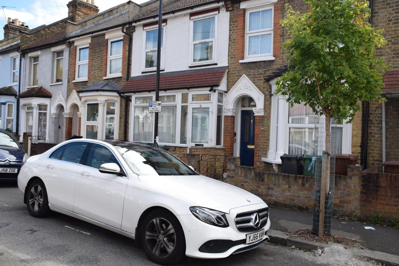 Three Bedroom House Lancaster Road London Exteriör bild