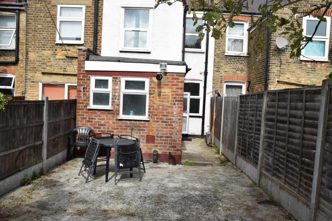 Three Bedroom House Lancaster Road London Exteriör bild