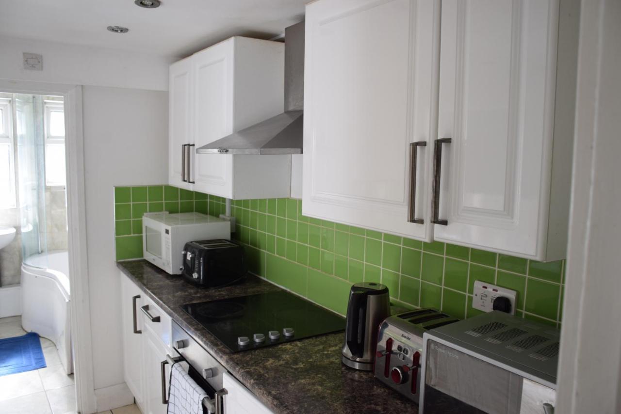 Three Bedroom House Lancaster Road London Exteriör bild