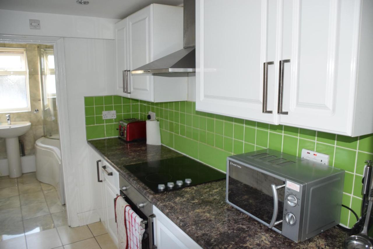 Three Bedroom House Lancaster Road London Exteriör bild