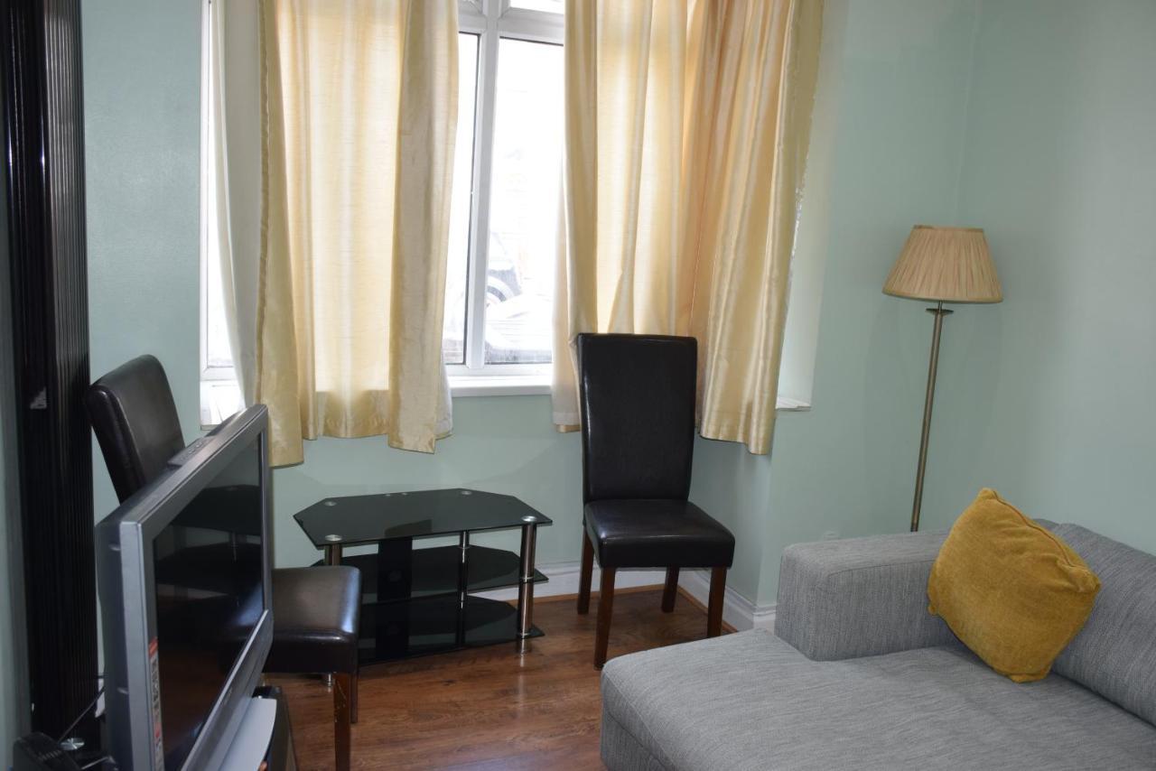 Three Bedroom House Lancaster Road London Exteriör bild