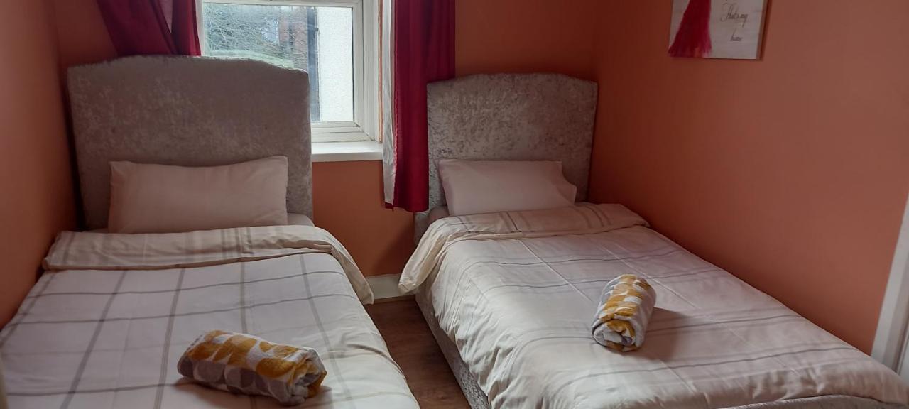 Three Bedroom House Lancaster Road London Exteriör bild
