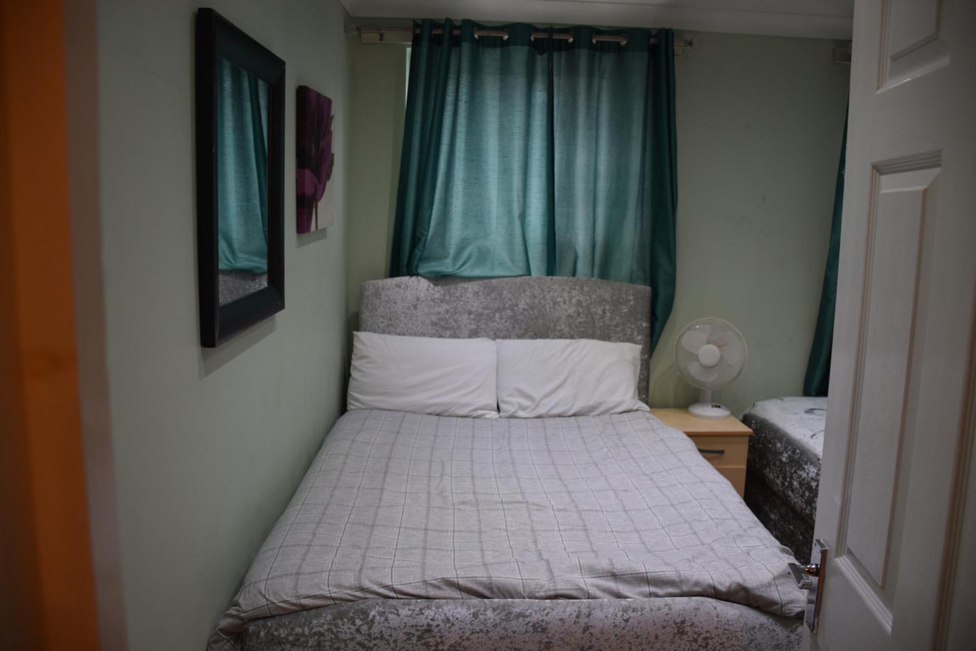 Three Bedroom House Lancaster Road London Exteriör bild