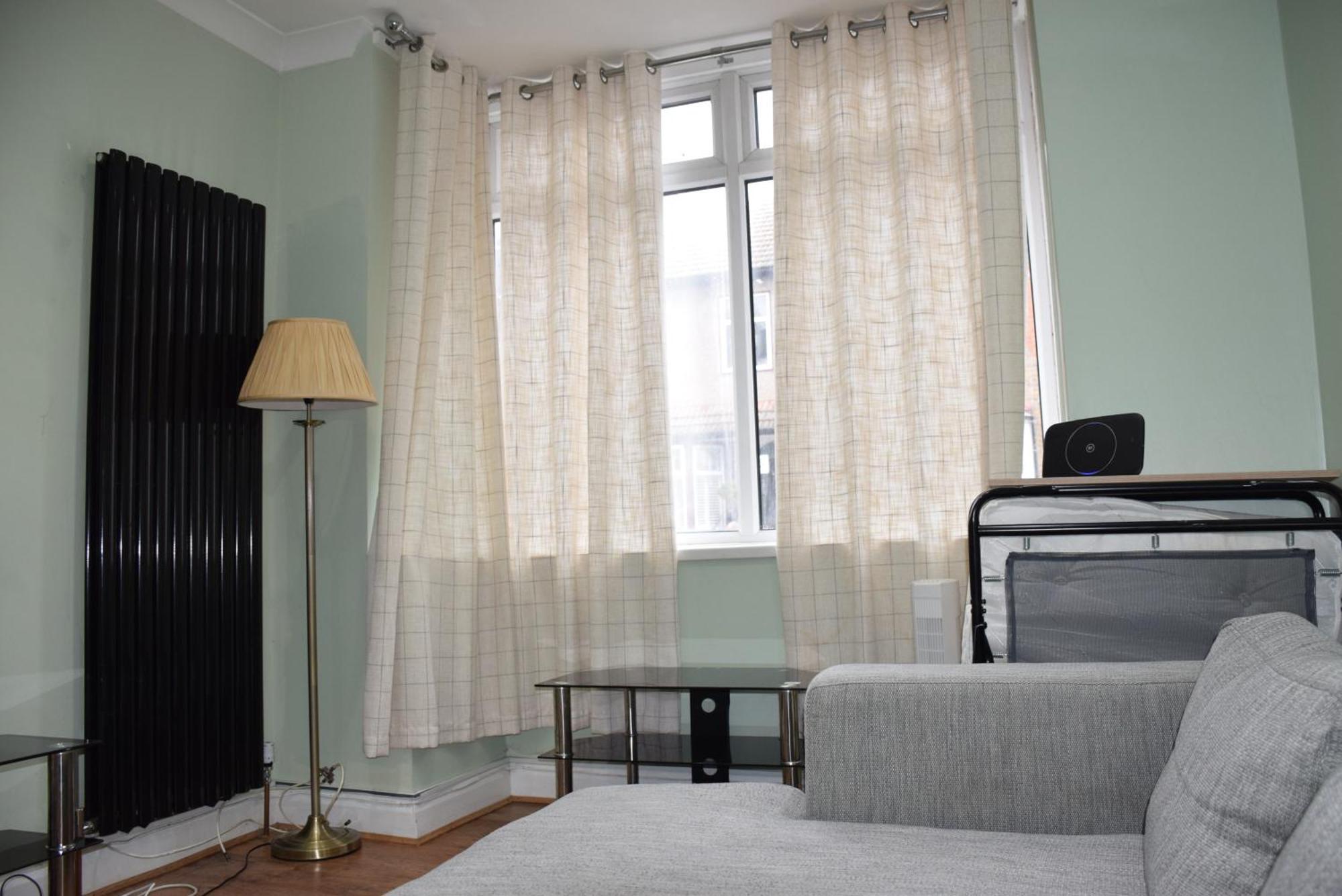 Three Bedroom House Lancaster Road London Exteriör bild