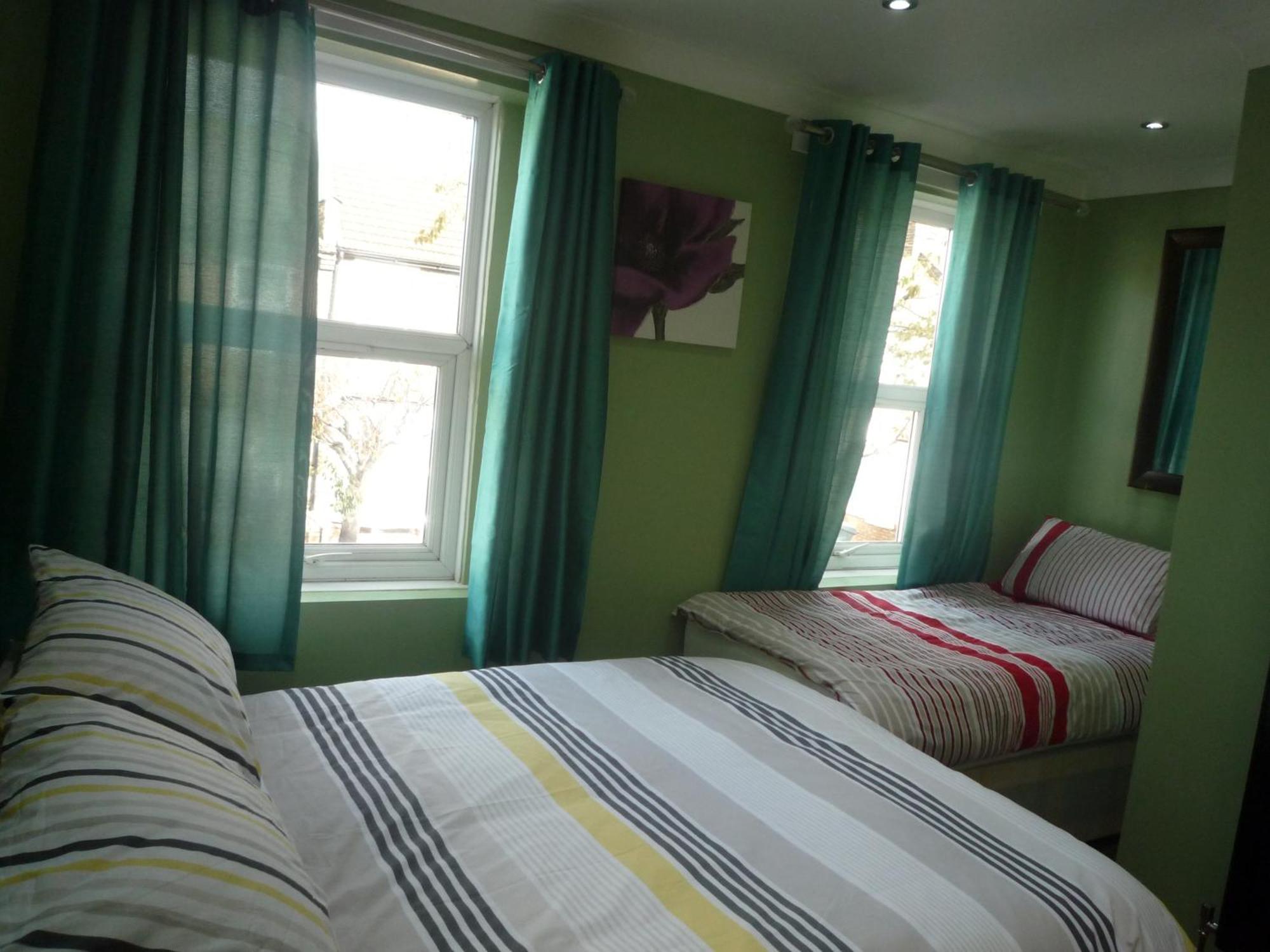 Three Bedroom House Lancaster Road London Exteriör bild