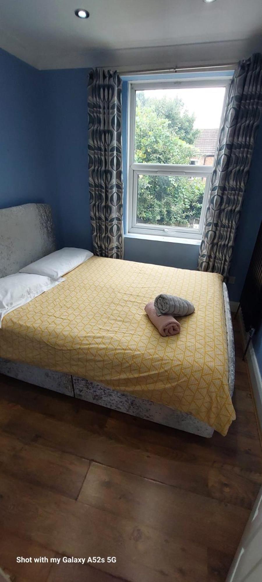 Three Bedroom House Lancaster Road London Exteriör bild